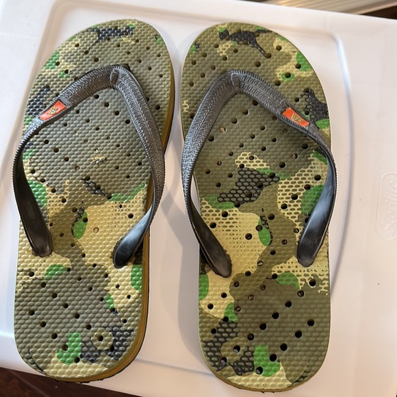 Men’s size 9 1/2 flip-flop shower shoes. Great for your feet - Picture 3 of 5